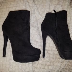 Chinese Laundry Black Suede Size 7 Booties